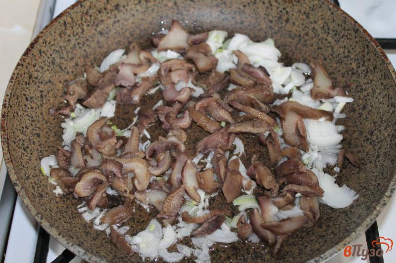 Фото приготовление рецепта: Свинина с грибами и помидорами в лаваше шаг №3