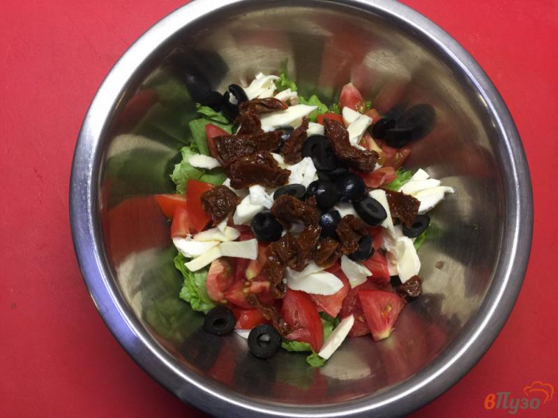 Фото приготовление рецепта: Салат из помидоров с моцареллой, вялеными томатами и маслинами шаг №5