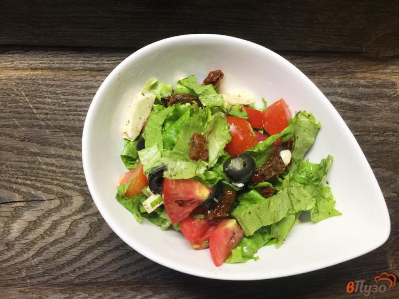 Фото приготовление рецепта: Салат из помидоров с моцареллой, вялеными томатами и маслинами шаг №6
