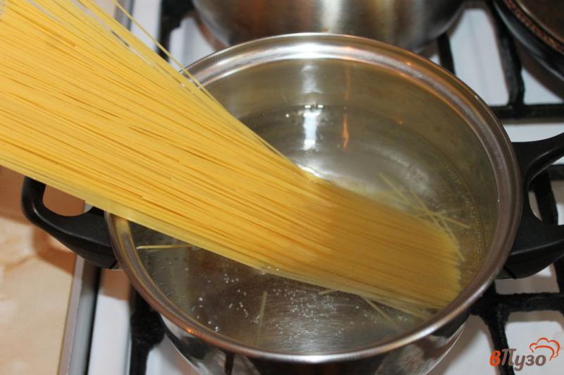Фото приготовление рецепта: Спагетти с рыбой и сыром шаг №1
