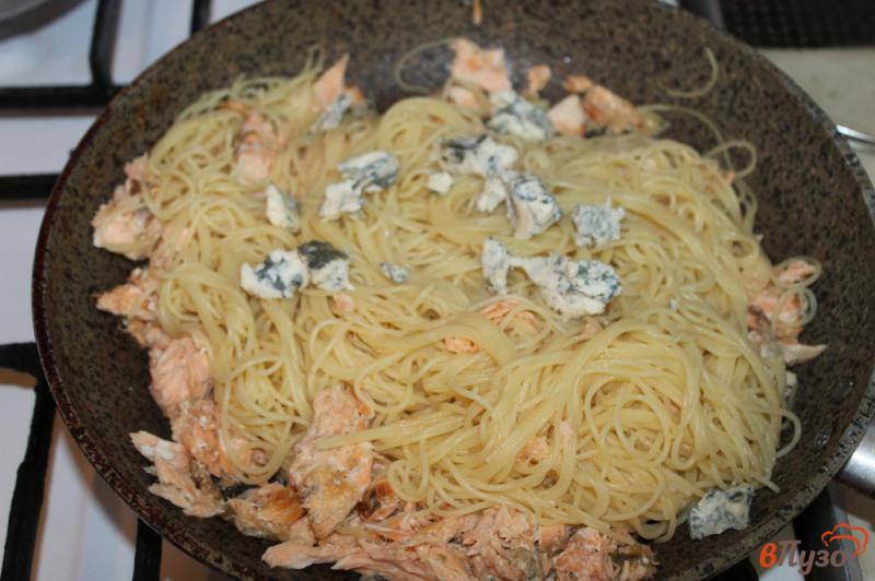 Фото приготовление рецепта: Спагетти с рыбой и сыром шаг №4