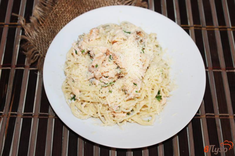 Фото приготовление рецепта: Спагетти с рыбой и сыром шаг №6