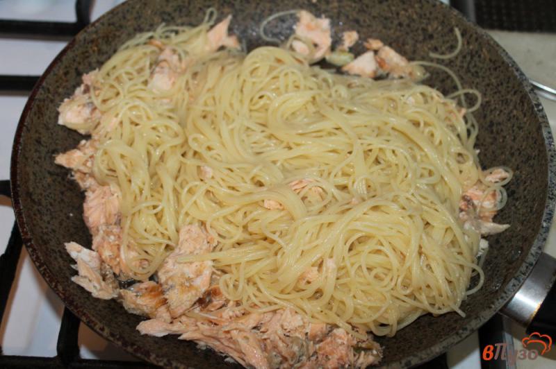 Фото приготовление рецепта: Спагетти с рыбой и сыром шаг №3