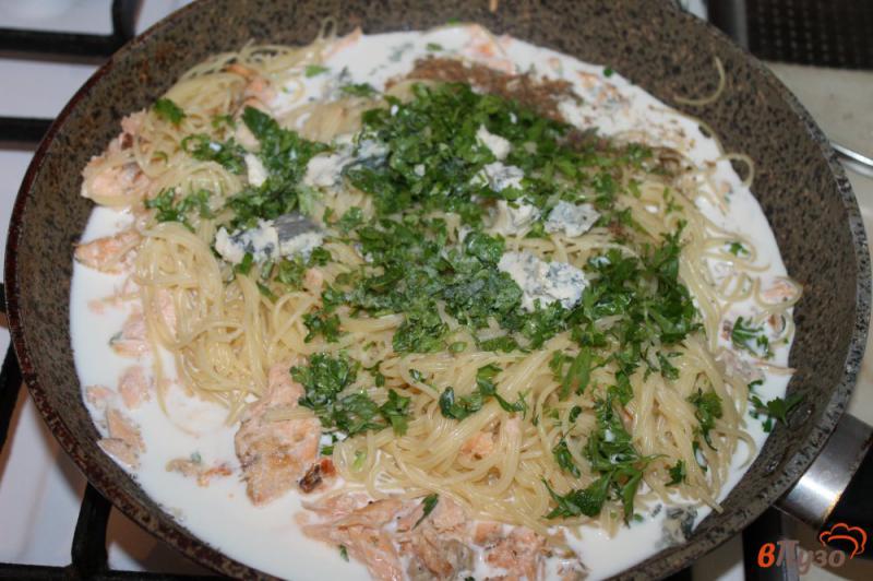 Фото приготовление рецепта: Спагетти с рыбой и сыром шаг №5
