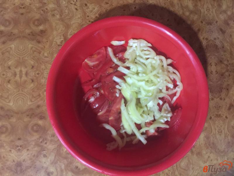 Фото приготовление рецепта: Салат из белого перца с помидором и зеленым луком шаг №2