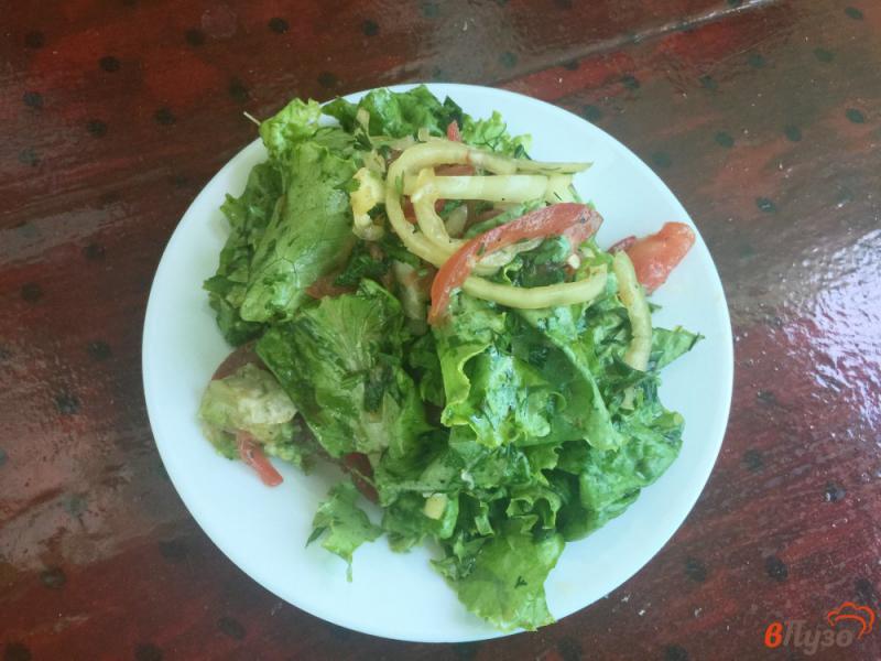 Фото приготовление рецепта: Салат из белого перца с помидором и зеленым луком шаг №5
