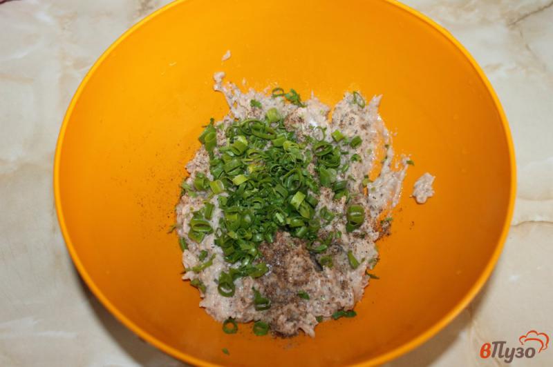 Фото приготовление рецепта: Рыбные фрикадельки в томатном соусе с овощами шаг №2