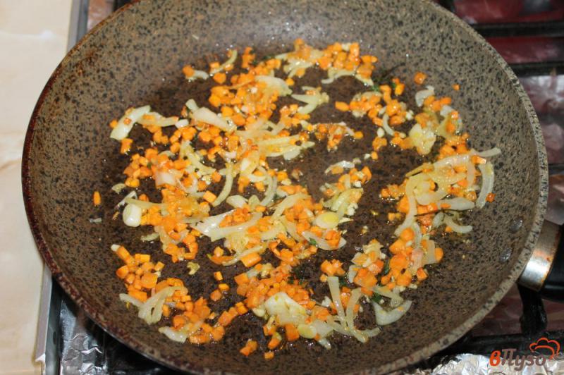 Фото приготовление рецепта: Рыбные фрикадельки в томатном соусе с овощами шаг №3