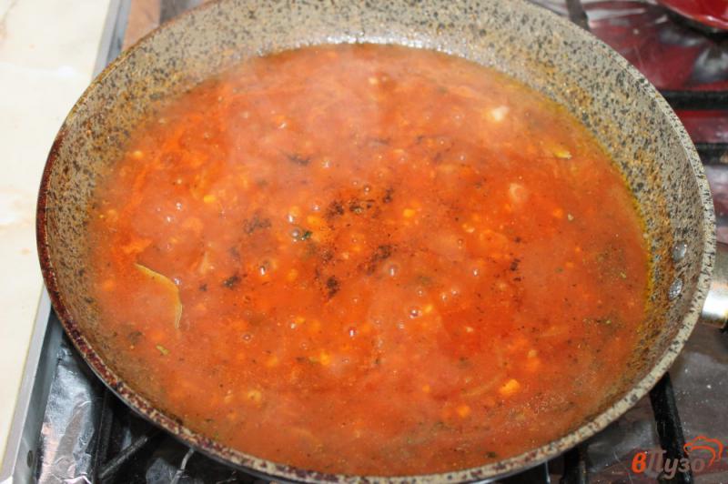 Фото приготовление рецепта: Рыбные фрикадельки в томатном соусе с овощами шаг №4