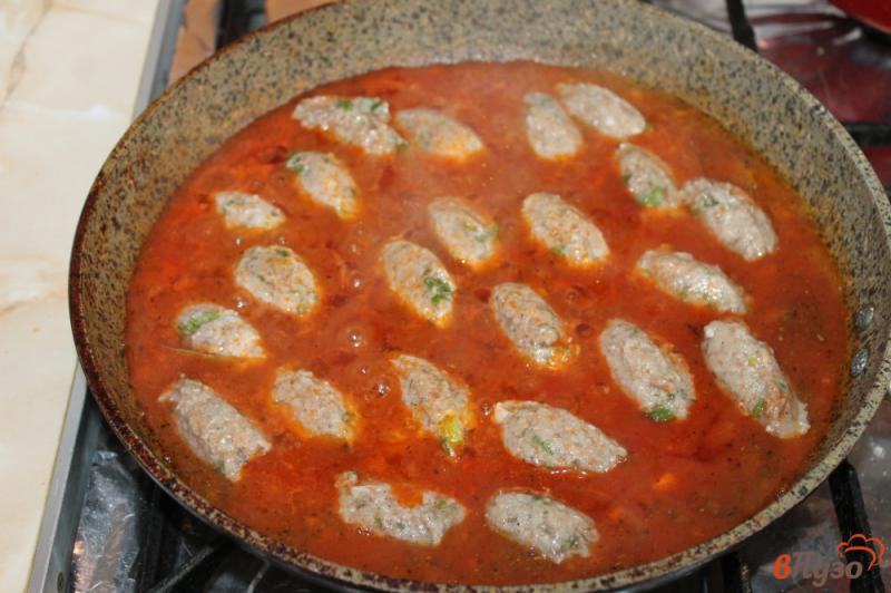 Фото приготовление рецепта: Рыбные фрикадельки в томатном соусе с овощами шаг №5