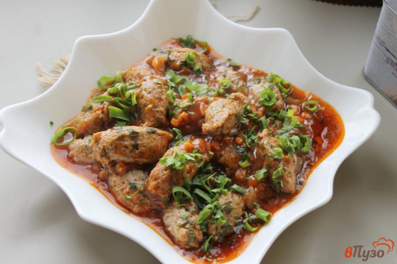 Фото приготовление рецепта: Рыбные фрикадельки в томатном соусе с овощами шаг №6