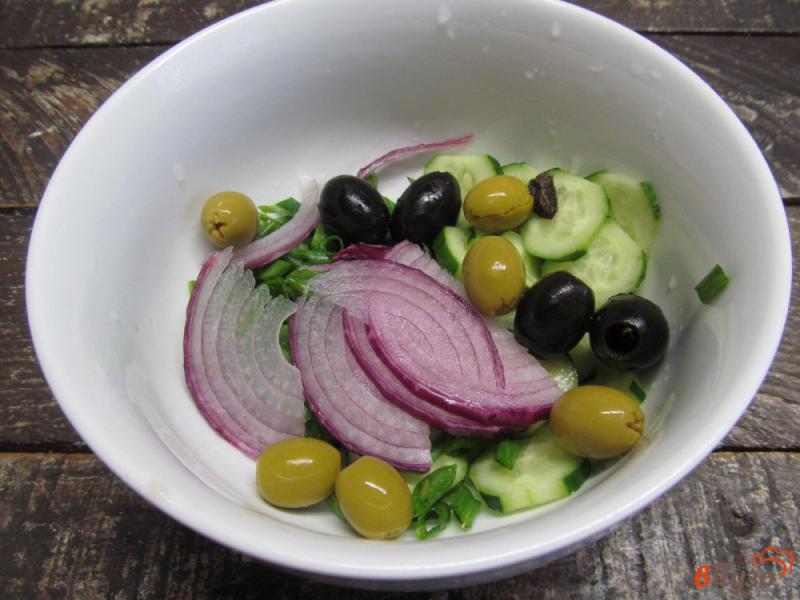Фото приготовление рецепта: Греческий салат Хориатики с мятой шаг №2