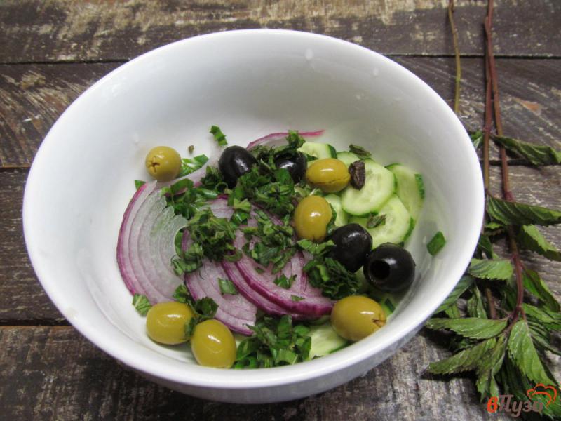 Фото приготовление рецепта: Греческий салат Хориатики с мятой шаг №3