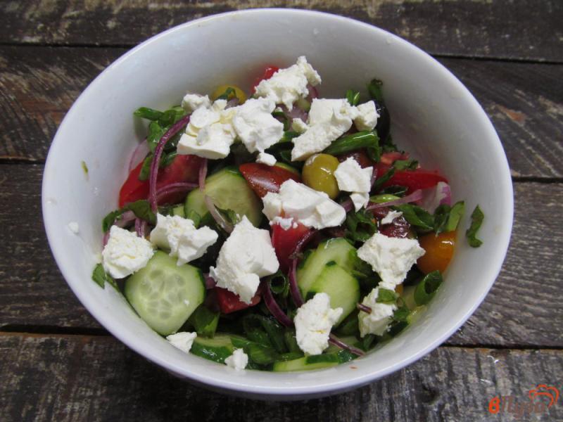 Фото приготовление рецепта: Греческий салат Хориатики с мятой шаг №5