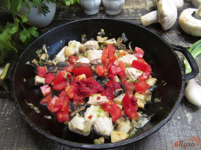 Фото приготовление рецепта: Паста с индейкой в томатном соусе шаг №6