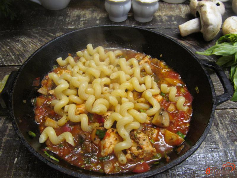 Фото приготовление рецепта: Паста с индейкой в томатном соусе шаг №7