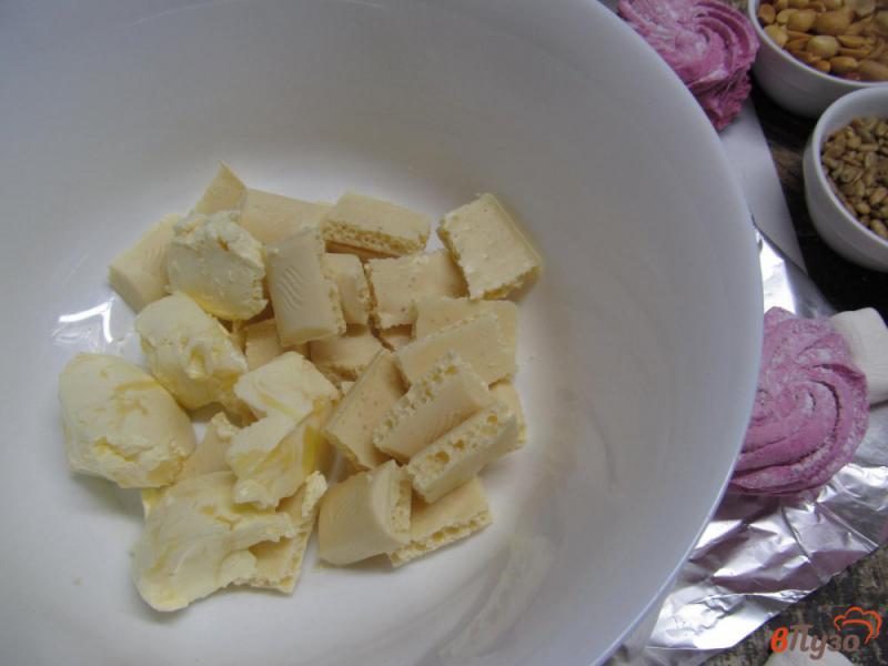 Фото приготовление рецепта: Десерт из белого шоколада с зефиром и сухофруктами шаг №2