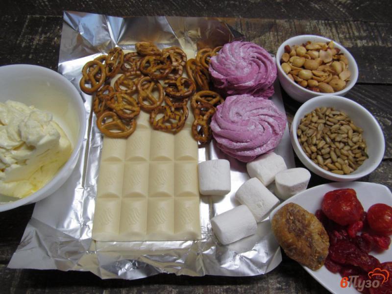 Фото приготовление рецепта: Десерт из белого шоколада с зефиром и сухофруктами шаг №1