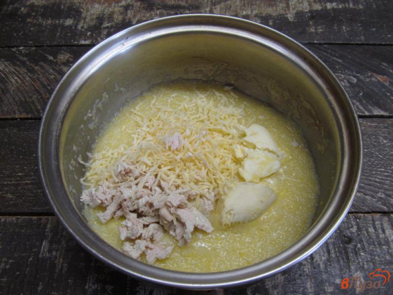 Фото приготовление рецепта: Жареные грибы с сырной полентой шаг №4