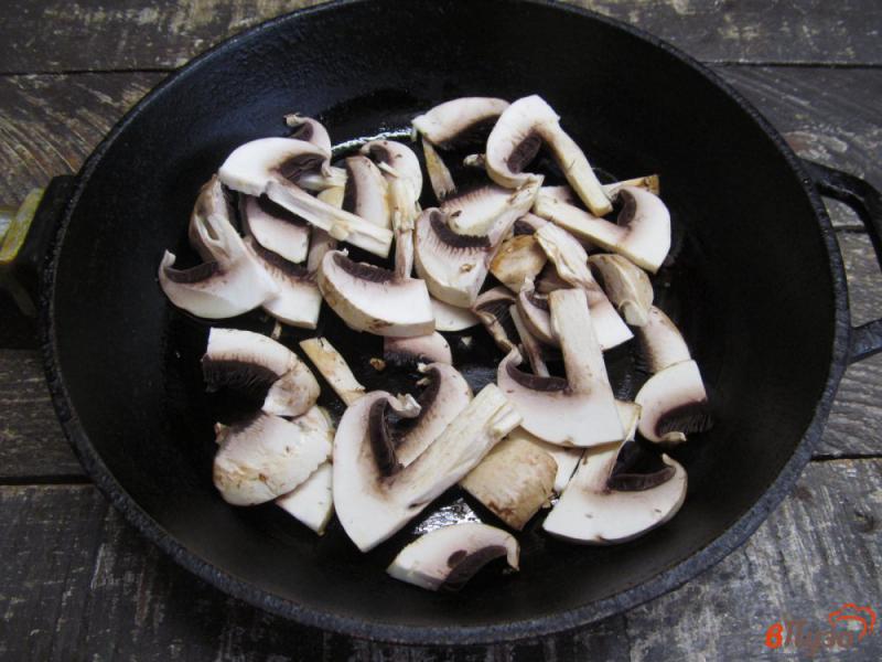 Фото приготовление рецепта: Жареные грибы с сырной полентой шаг №5