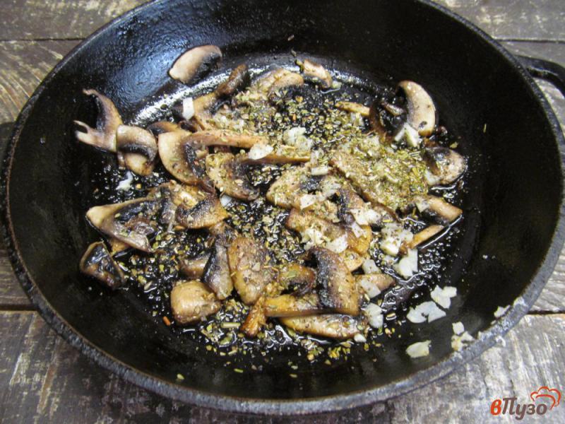 Фото приготовление рецепта: Жареные грибы с сырной полентой шаг №6