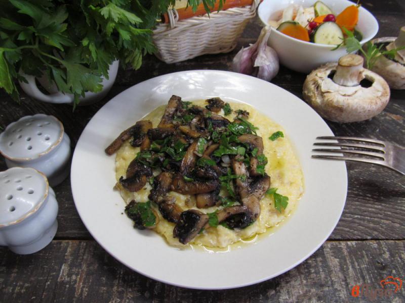 Фото приготовление рецепта: Жареные грибы с сырной полентой шаг №9