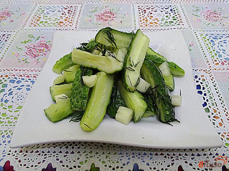 Фото приготовление рецепта: Салат из огурцов шаг №6