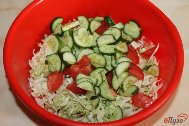 Фото приготовление рецепта: Салат из молодой капусты с огурцом и помидором шаг №3