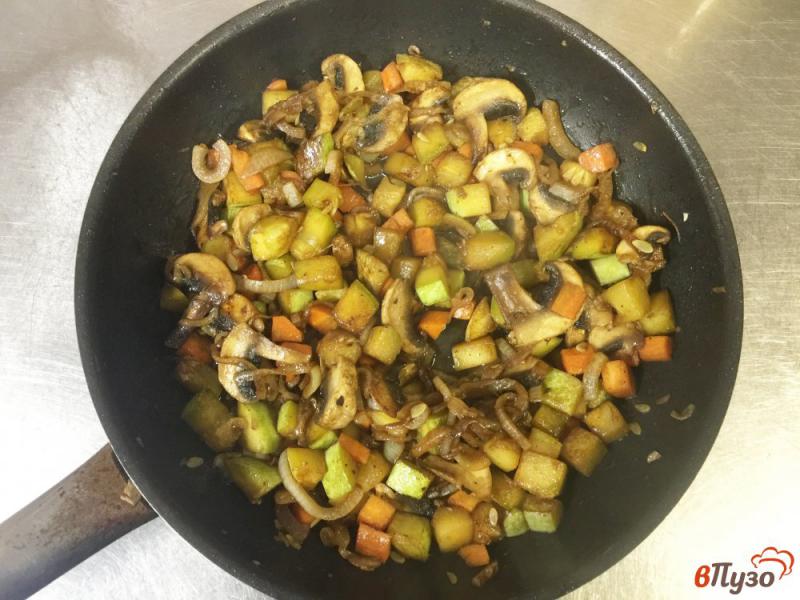 Фото приготовление рецепта: Кабачки с грибами и морковью под сырной корочкой шаг №3