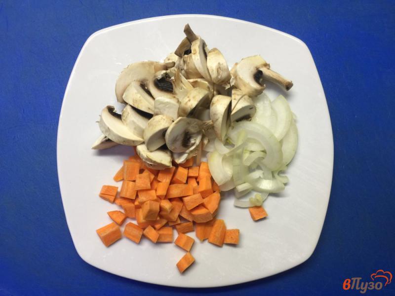 Фото приготовление рецепта: Кабачки с грибами и морковью под сырной корочкой шаг №2