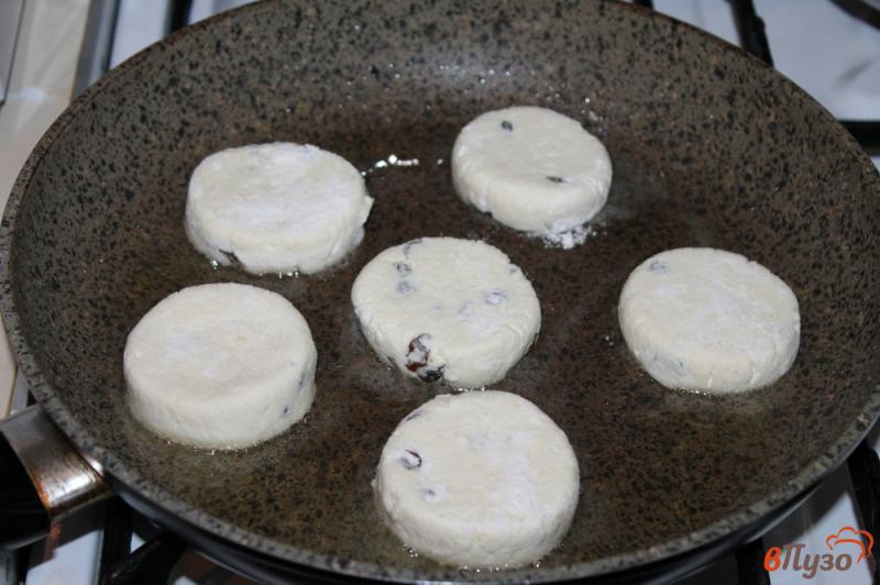Фото приготовление рецепта: Сырники с клубникой и малиной под шоколадным соусом шаг №5