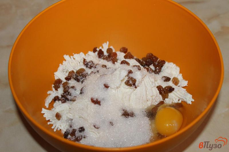 Фото приготовление рецепта: Сырники с клубникой и малиной под шоколадным соусом шаг №2