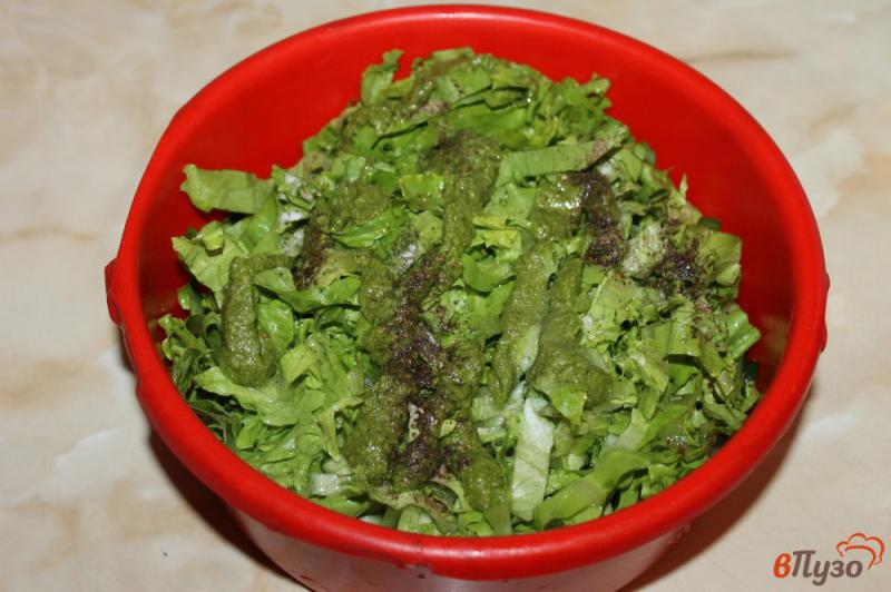 Фото приготовление рецепта: Зеленый салат с огурцами под соусом песто шаг №4