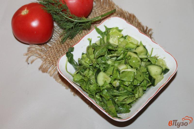 Фото приготовление рецепта: Зеленый салат с огурцами под соусом песто шаг №5