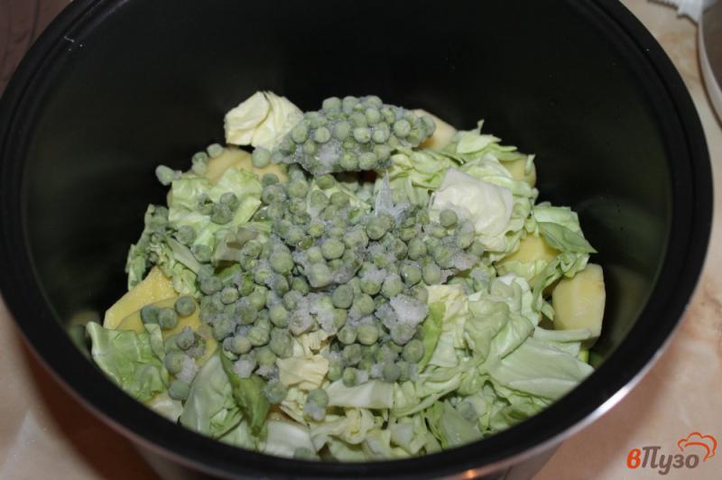 Фото приготовление рецепта: Рагу из молодых овощей со шпинатом и зеленым горошком в мультиварке шаг №4