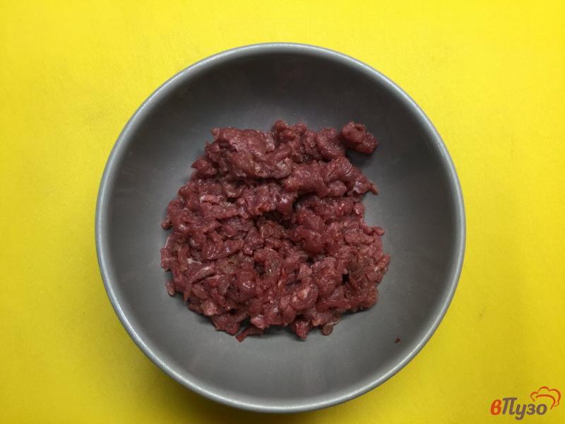 Фото приготовление рецепта: Закуска из маринованного мяса с опятами и корнишонами шаг №1