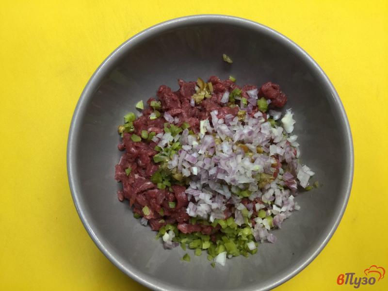 Фото приготовление рецепта: Закуска из маринованного мяса с опятами и корнишонами шаг №4