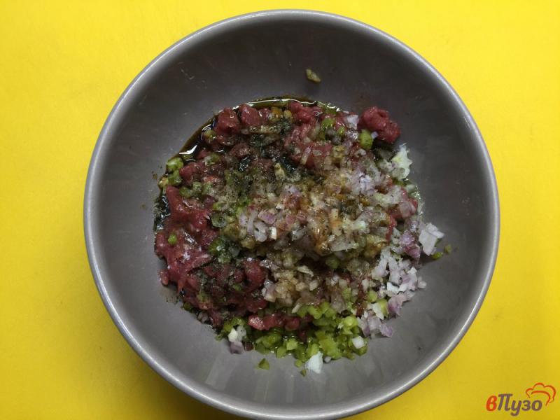 Фото приготовление рецепта: Закуска из маринованного мяса с опятами и корнишонами шаг №5