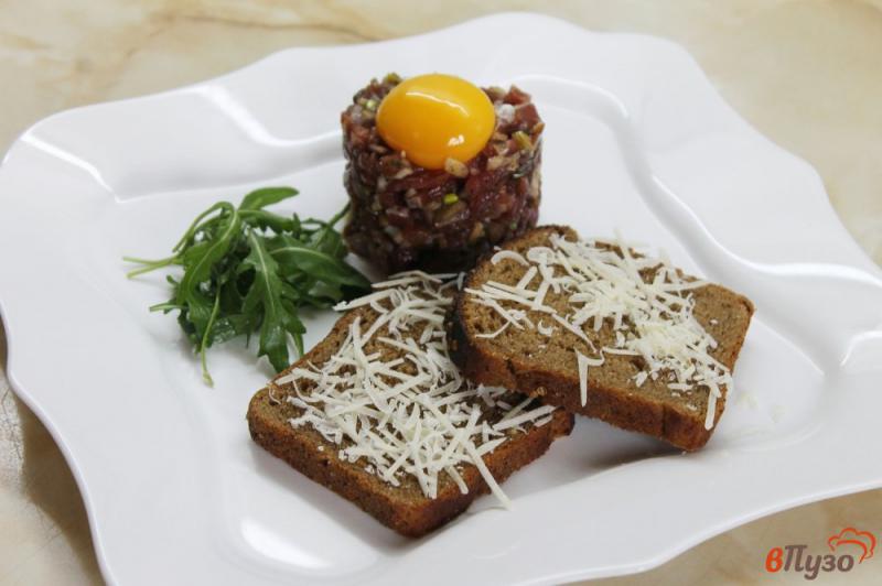 Фото приготовление рецепта: Закуска из маринованного мяса с опятами и корнишонами шаг №6
