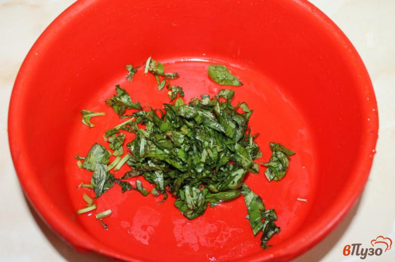 Фото приготовление рецепта: Томатный салат с рукколой и оливками шаг №1