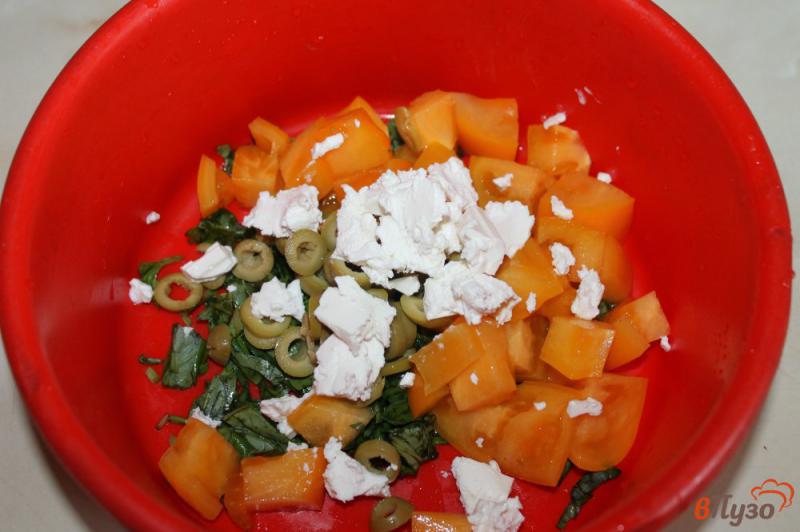 Фото приготовление рецепта: Томатный салат с рукколой и оливками шаг №4