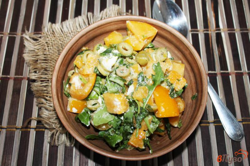 Фото приготовление рецепта: Томатный салат с рукколой и оливками шаг №6