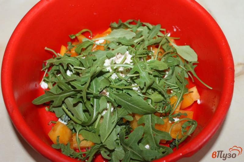 Фото приготовление рецепта: Томатный салат с рукколой и оливками шаг №5