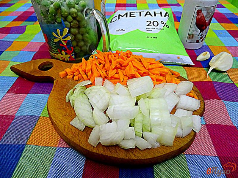 Фото приготовление рецепта: Куриные крылья с горошком и морковью шаг №2