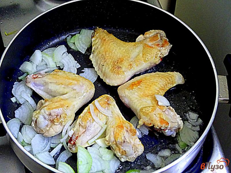 Фото приготовление рецепта: Куриные крылья с горошком и морковью шаг №10