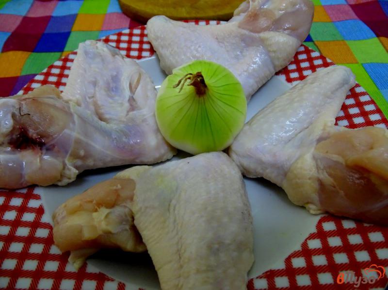 Фото приготовление рецепта: Куриные крылья с горошком и морковью шаг №9