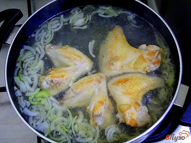 Фото приготовление рецепта: Куриные крылья с горошком и морковью шаг №11