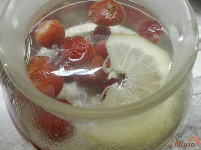 Фото приготовление рецепта: Малиново-клубничный чай с лимоном шаг №4