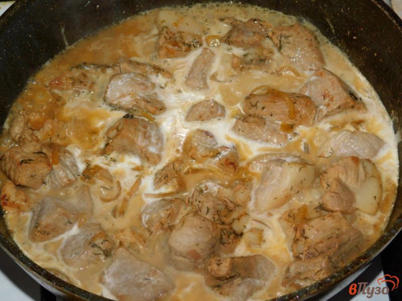 Фото приготовление рецепта: Свинина с луком в сливках шаг №5
