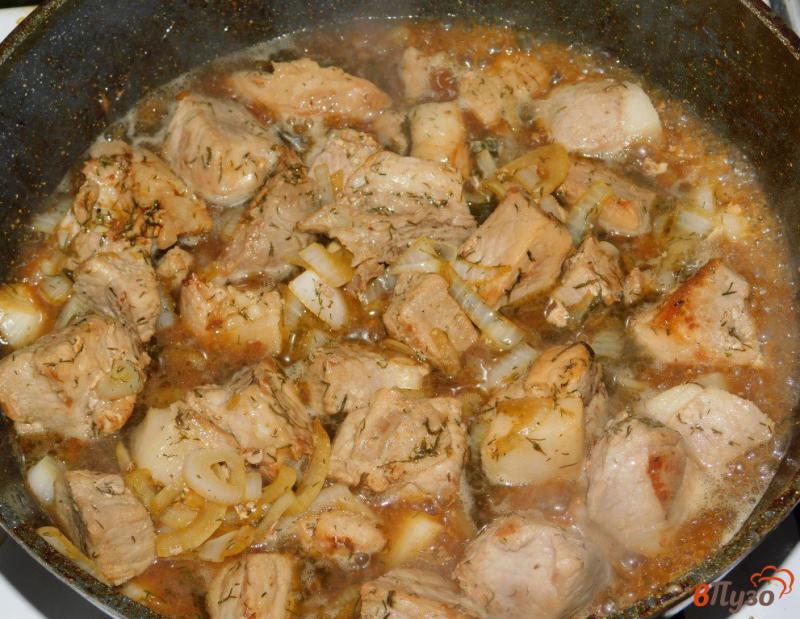Фото приготовление рецепта: Свинина с луком в сливках шаг №4